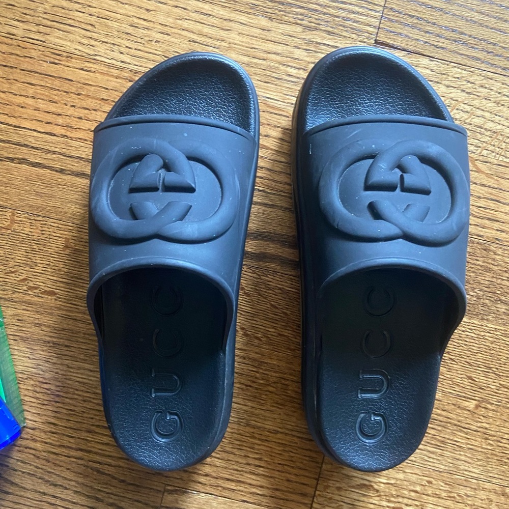SOLD////Gucci black Slide Sandals authentic